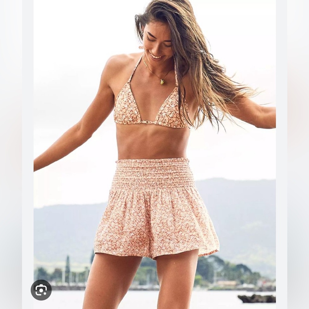 Aerie Peach/Cream Floral Smocked Waist Shorts Size M